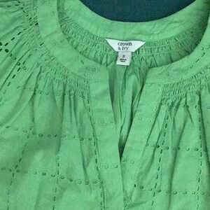 Crown & Ivy top. Size small. Summery green.